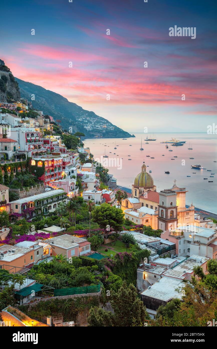 Positano. Imagen aérea de la famosa ciudad Positano situada en la costa de Amalfi, Italia durante el amanecer. Foto de stock
