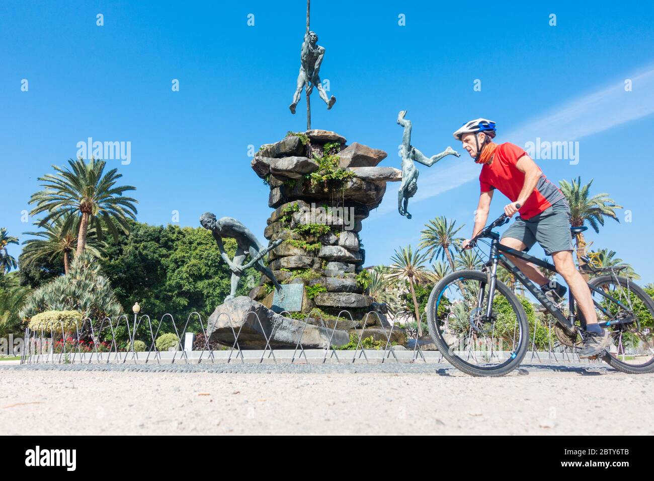 Las Palmas, Gran Canaria, Islas Canarias, España. 28 de mayo de 2020. Un  ciclista pasa por un punto de referencia local en las Palmas en Gran  Canaria que, antes de Covid normalmente