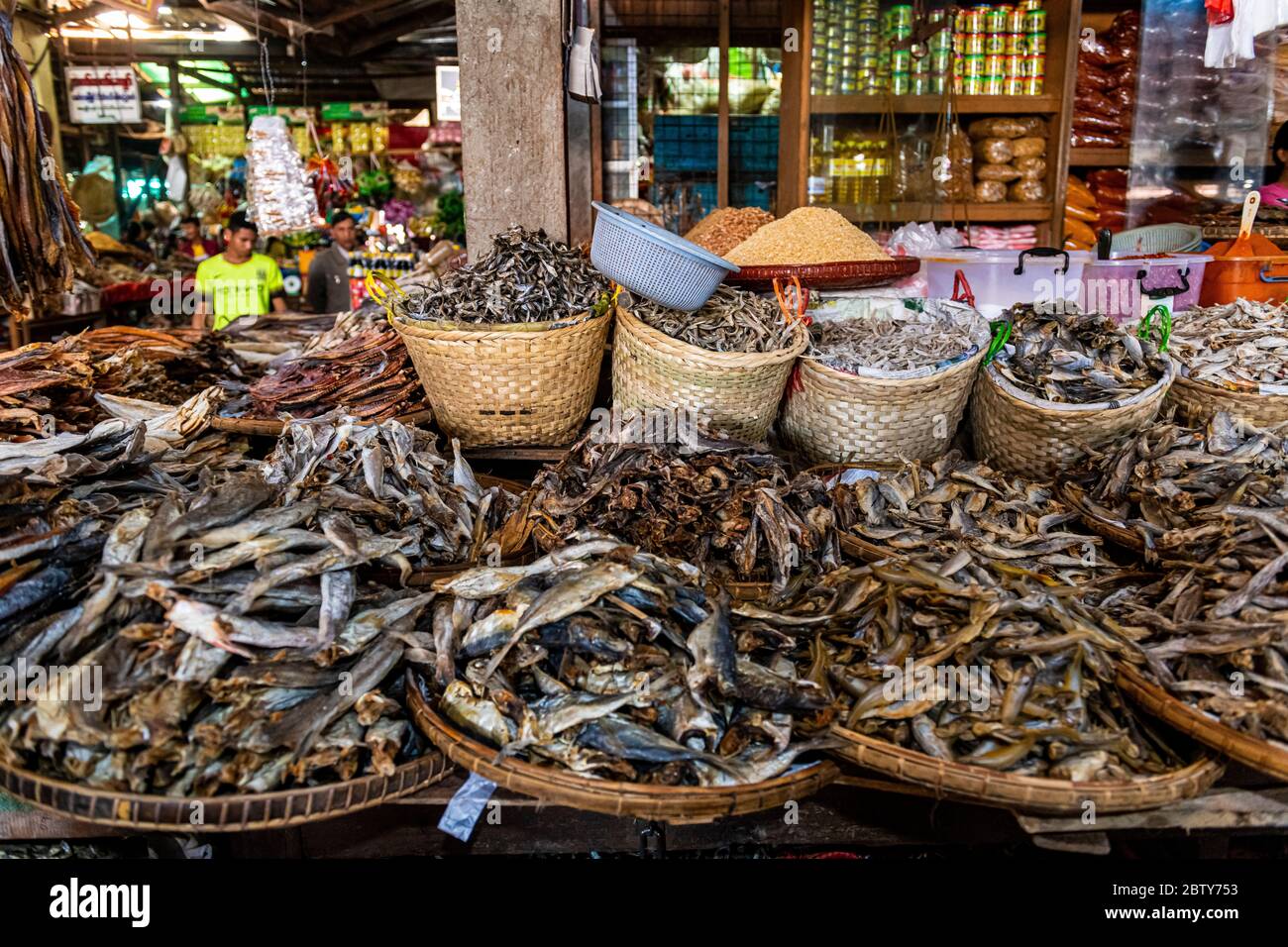 Pescado seco en el mercado de Myitkyina, estado de Kachin, Myanmar (Birmania), Asia Foto de stock