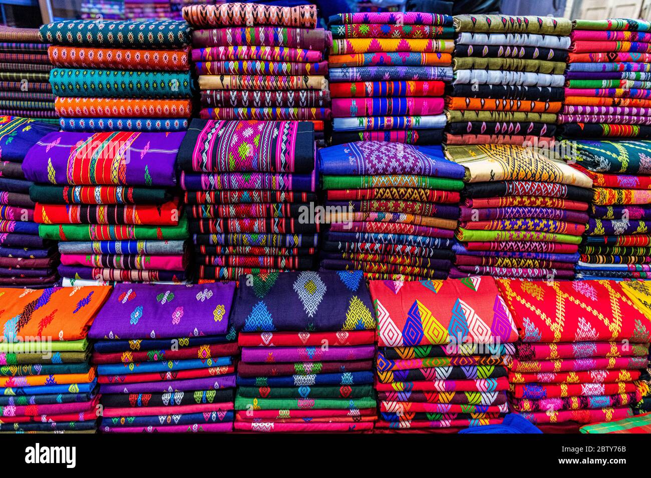 Ropa de colores, Myitkyina, estado de Kachin, Myanmar (Birmania), Asia Foto de stock