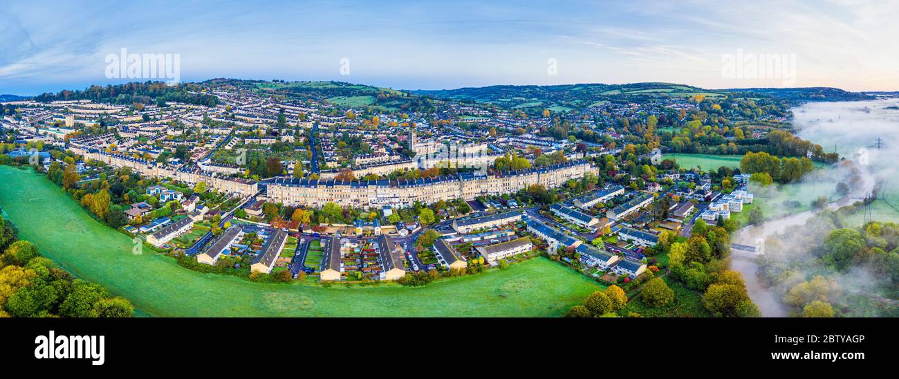Vista panorámica por drone sobre Bath, Somerset, Inglaterra, Reino Unido, Europa Foto de stock