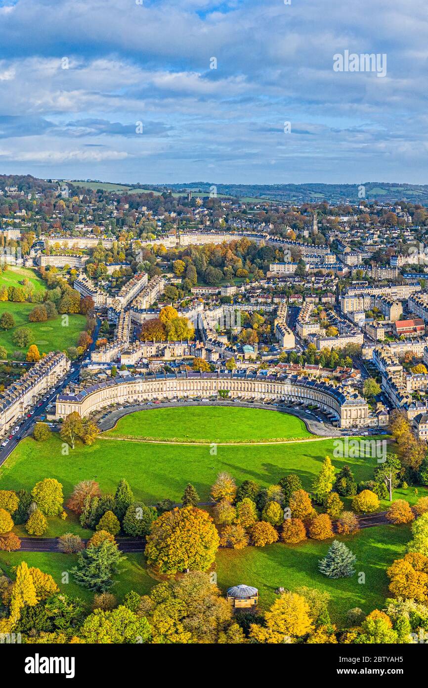 Vista aérea en drone sobre la ciudad georgiana de Bath, el Parque Real Victoria y el Royal Cresent, Patrimonio de la Humanidad de la UNESCO, Bath, Somerset, Inglaterra, Unite Foto de stock