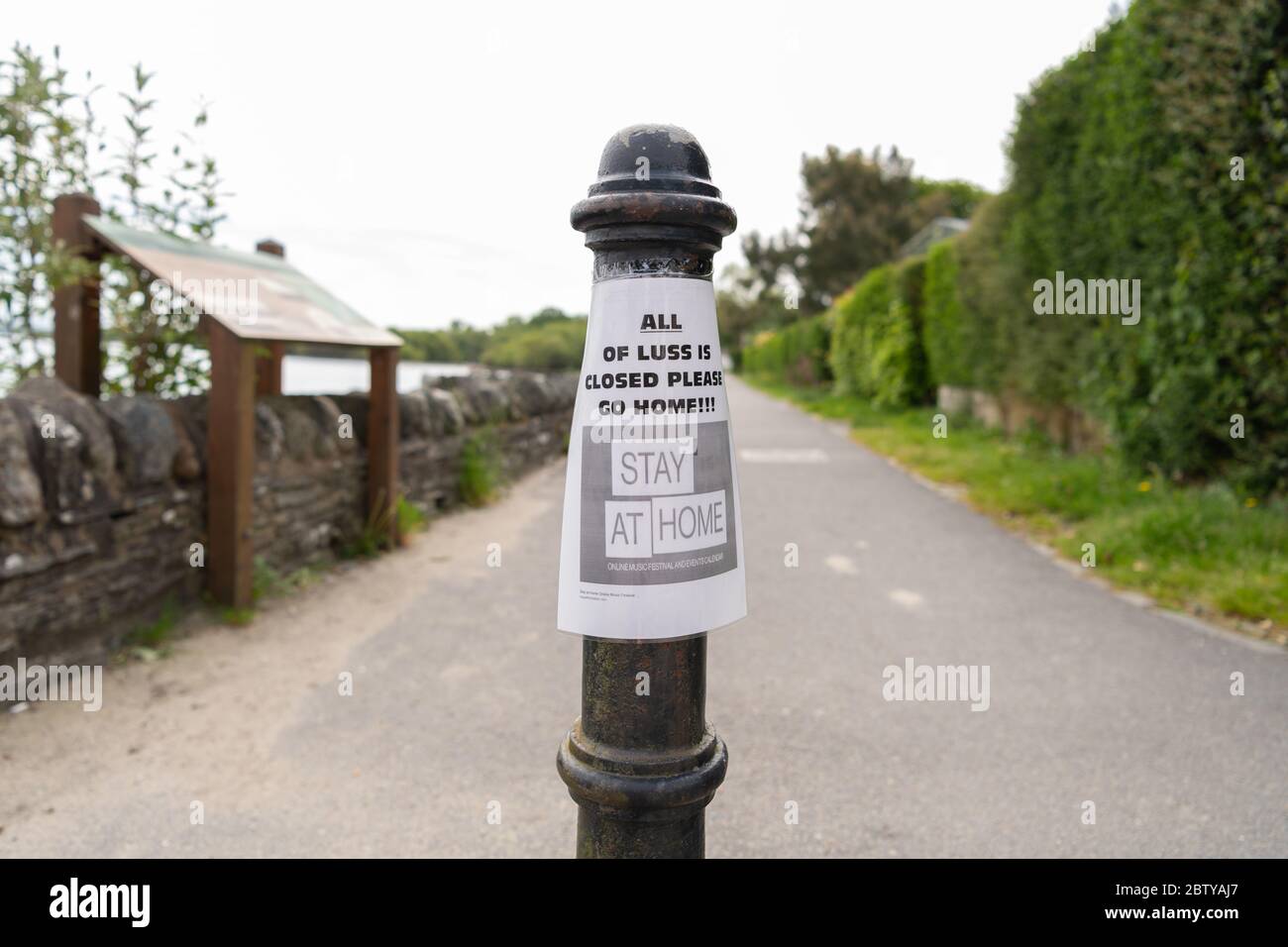 Luss, Loch Lomond, Escocia, Reino Unido. 28 de mayo de 2020. Coronavirus bloqueo relajación preocupaciones. El aparcamiento y otras instalaciones a partir de esta mañana permanecen cerrados en el pueblo turístico hotspot como Nicola Sturgeon anuncia una ligera relajación en las reglas de cierre. Aunque mucho más de 5 millas de cualquier ciudad en días calurosos, los visitantes todavía han estado llegando en números a pesar del cierre, y los residentes están preocupados de que mañana verá las calles y el estrecho paseo lleno de personas con distanciamiento social imposible de mantener. Crédito: Kay Roxby/Alamy Live News Foto de stock