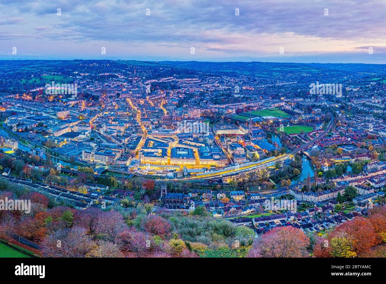Vista aérea por drone sobre la ciudad georgiana de Bath, Somerset, Inglaterra, Reino Unido, Europa Foto de stock