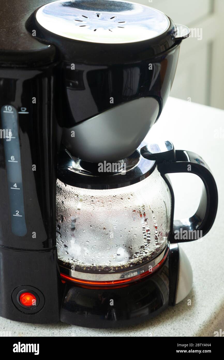 Primer plano de una cafetera de plástico para preparar una cerveza fresca  Fotografía de stock - Alamy