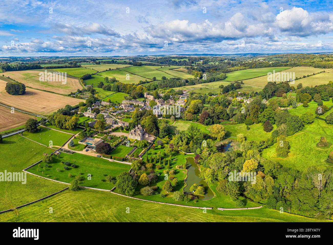 Vista aérea sobre el pueblo de Upper Slaughter en los Cotswolds, Gloucestershire, Inglaterra, Reino Unido, Europa Foto de stock