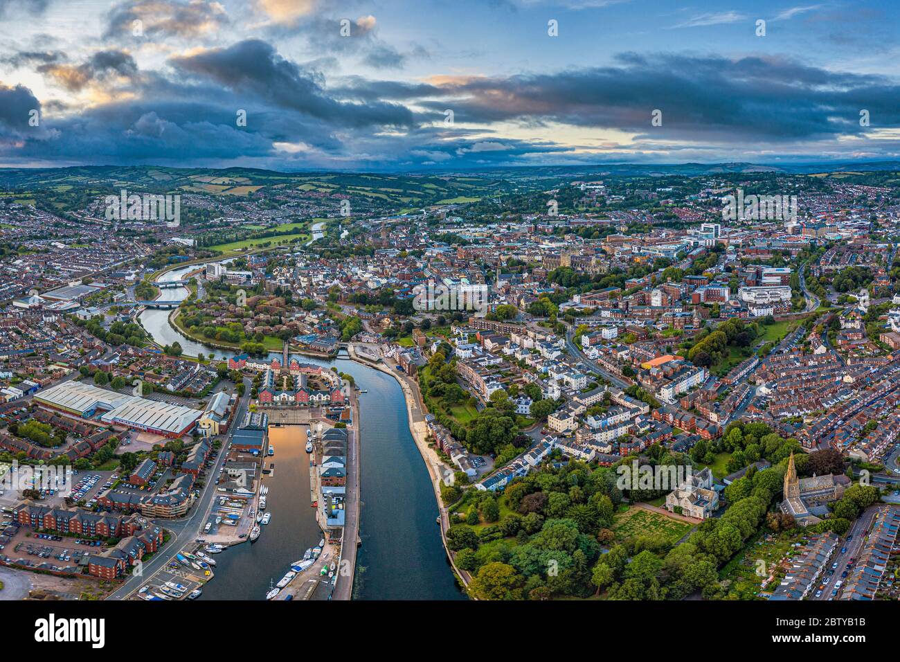 Vista aérea sobre el centro de la ciudad de Exeter y el río exe, Exeter, Devon, Inglaterra, Reino Unido, Europa Foto de stock