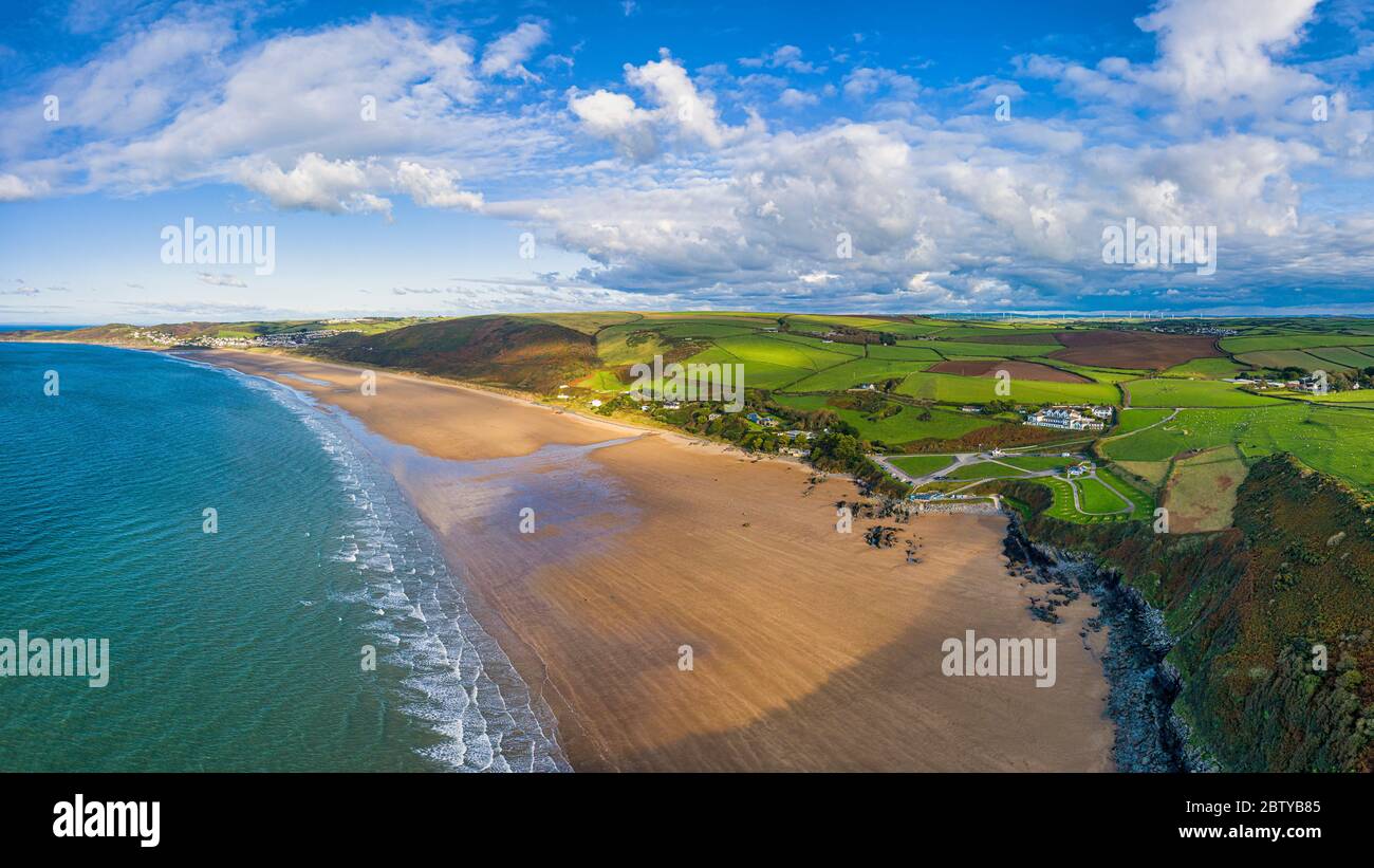 Vista aérea sobre la playa de Putsborough hacia Woolacombe, Morte Bay, North Devon, Inglaterra, Reino Unido, Europa Foto de stock