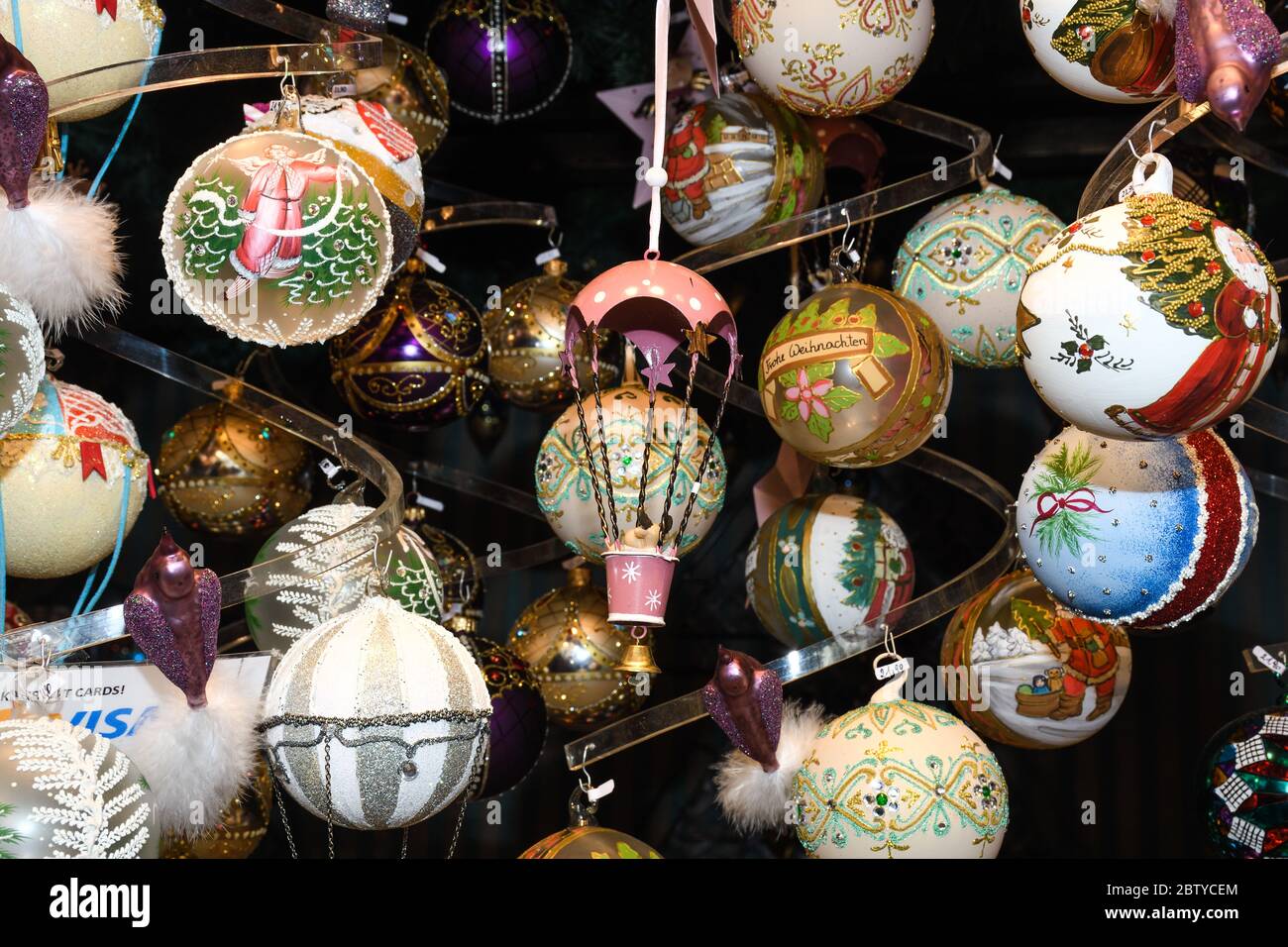 Adornos navideños en el mercado de Viena. En venta en la feria de Navidad  en Europa Occidental, Viena, Austria. Bolas de oro, bulbos, burbujas,  decoración Fotografía de stock - Alamy