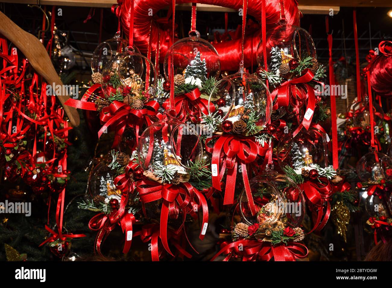 Navidad árbol adorno decoración cintas rojas y lindos ángeles pequeños para  colgar en el árbol, para la venta Fotografía de stock - Alamy