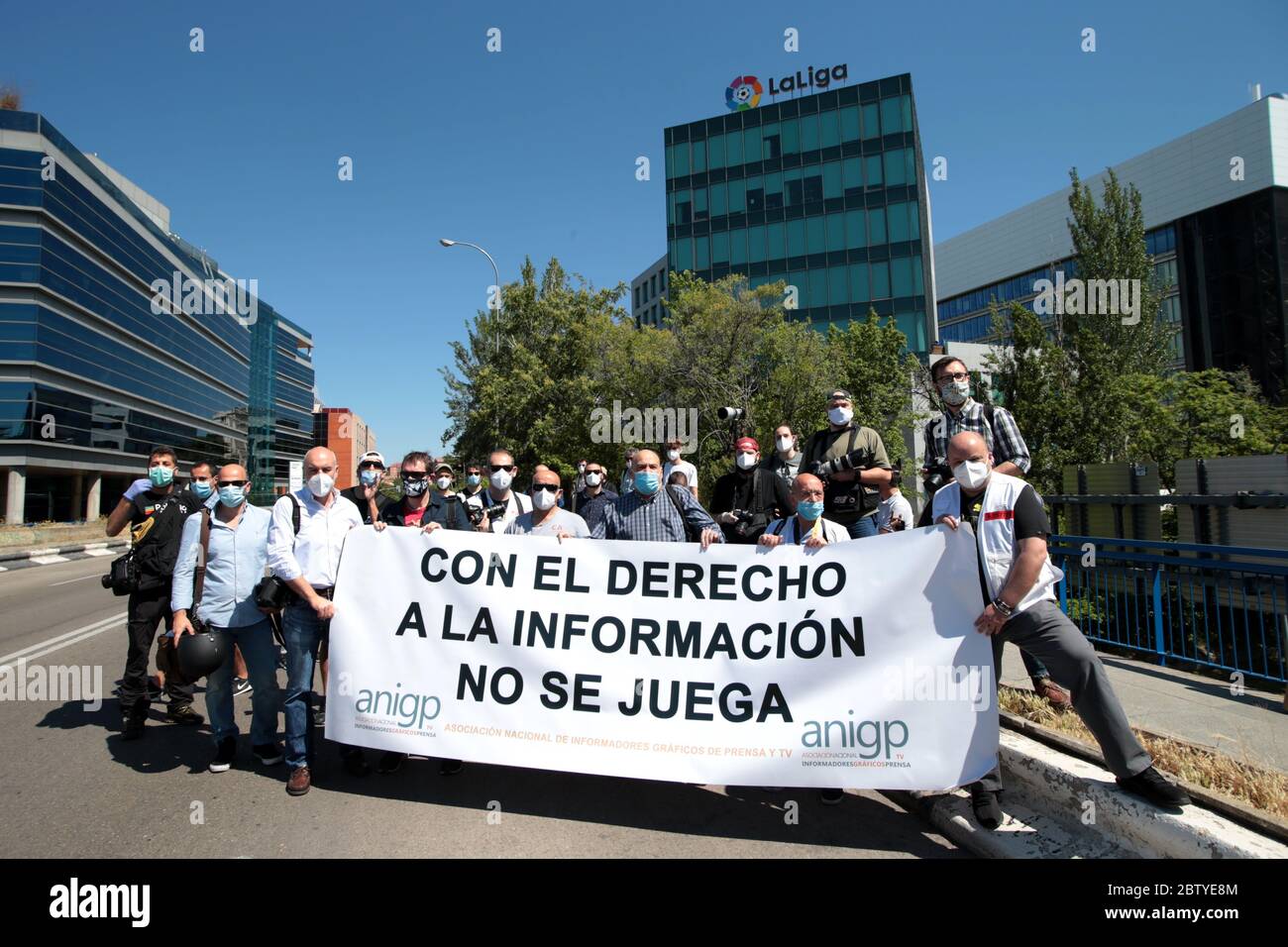 Madrid, España, 28/05/2020.- 'el derecho a la información no es un juego'  el lema de los fotógrafos de la prensa demostraciónPos muestran frente al  edificio de la Liga del fútbol español contra