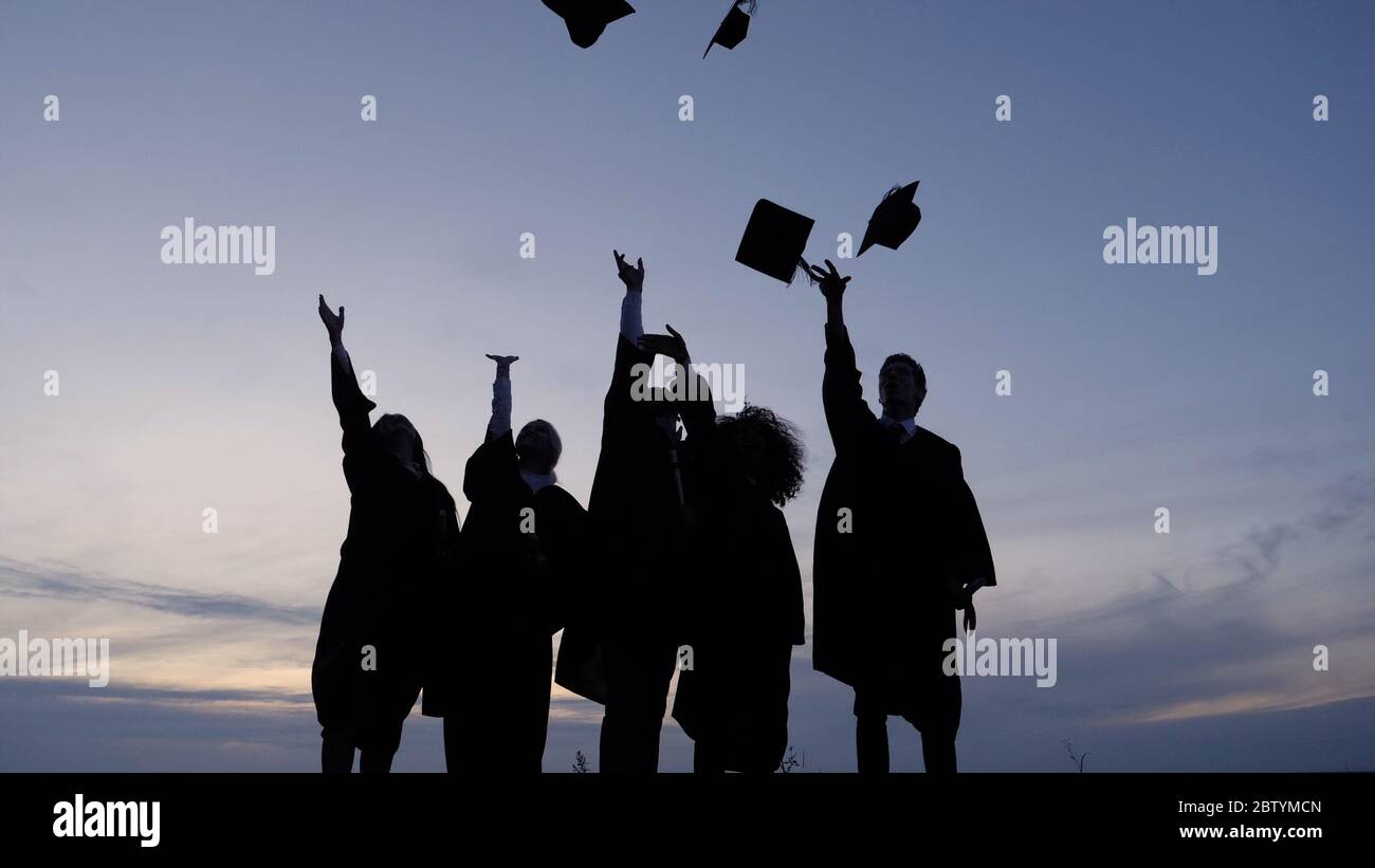 Silueta de diversos estudiantes Internacionales celebrando Graduado Foto de stock