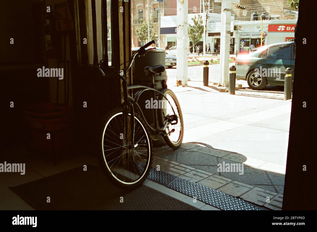 Bicicleta en una entrada de tienda con Sombras Interiores y Detalles exteriores, Chapala, México Foto de stock