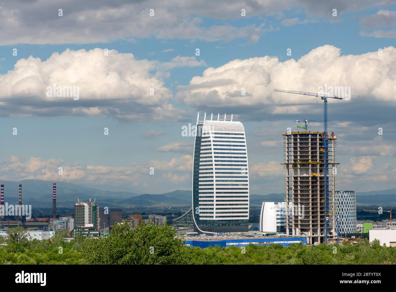 El edificio de oficinas Sky Fort desarrollo en construcción por sitio A&A Arquitectos junto al fuerte Capital en Sofía Bulgaria A partir de mayo de 2020 Foto de stock