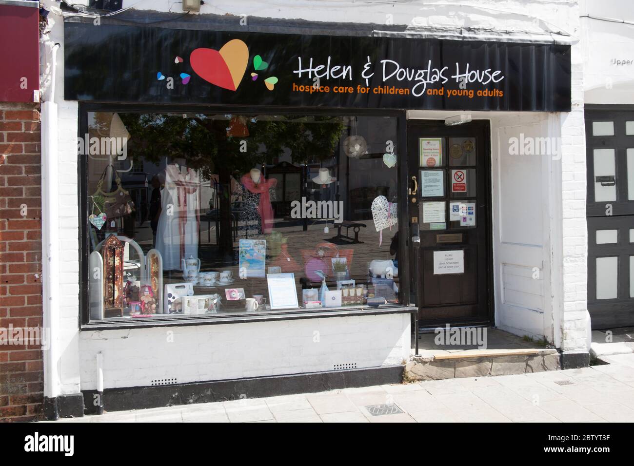 La tienda de caridad Helen y Douglas House en Thame, Oxfordshire, Reino Unido Foto de stock