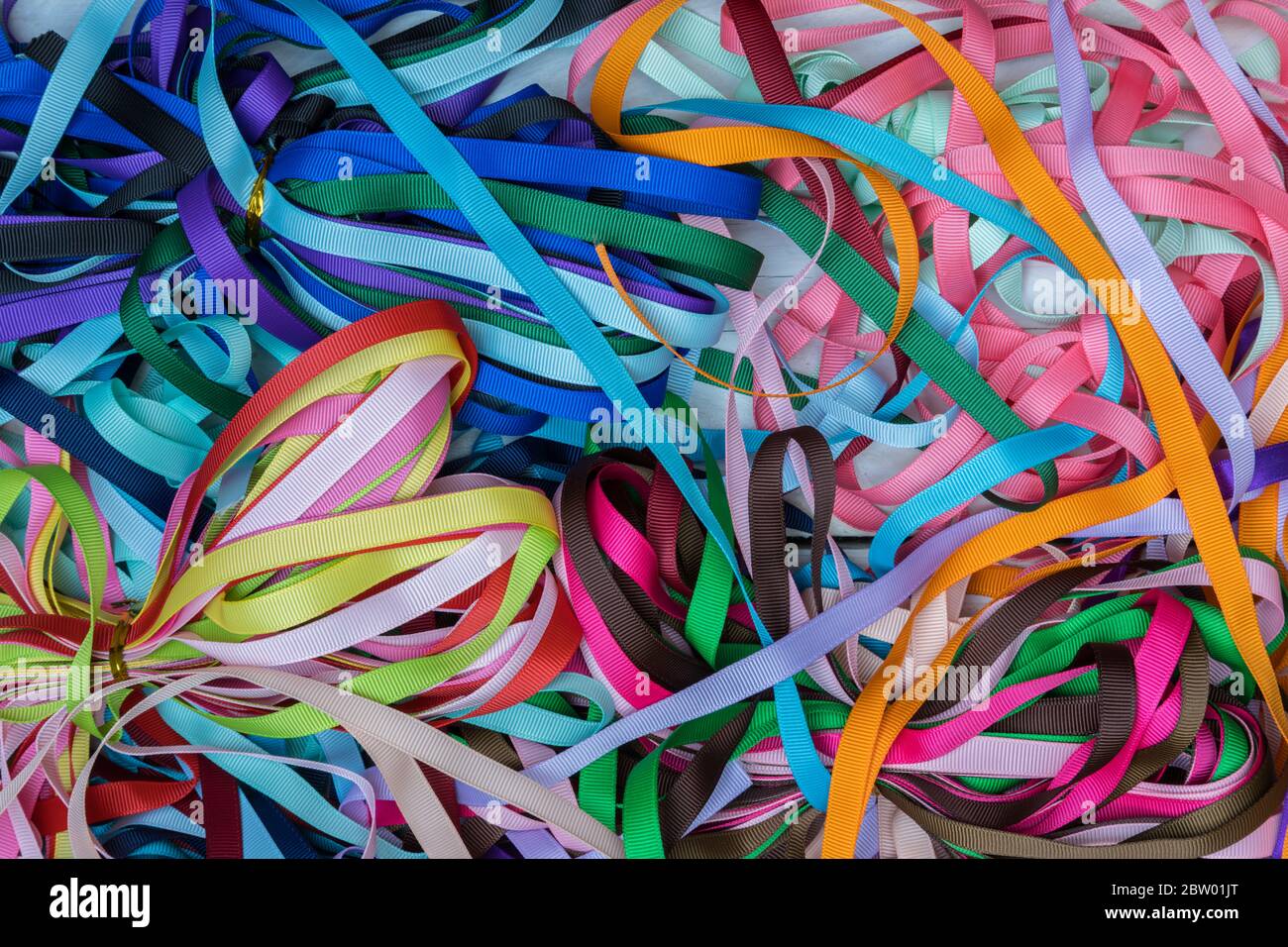 Muchas cintas de regalo de colores que llenan el fondo de la imagen Foto de stock