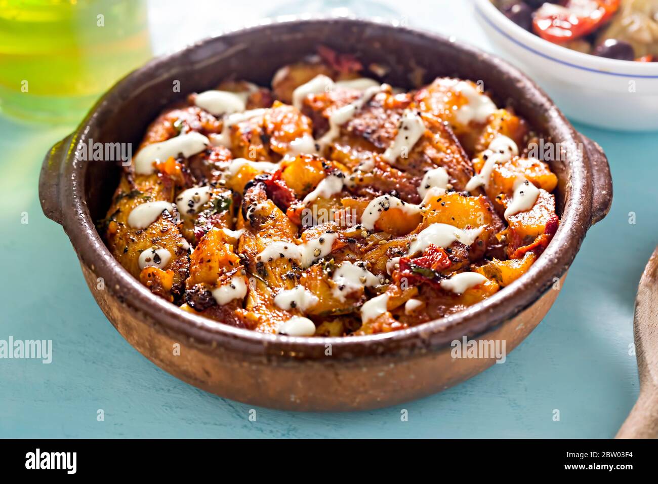 Pollo a la parrilla, patatas bravas y aoili pelados a mano Fotografía