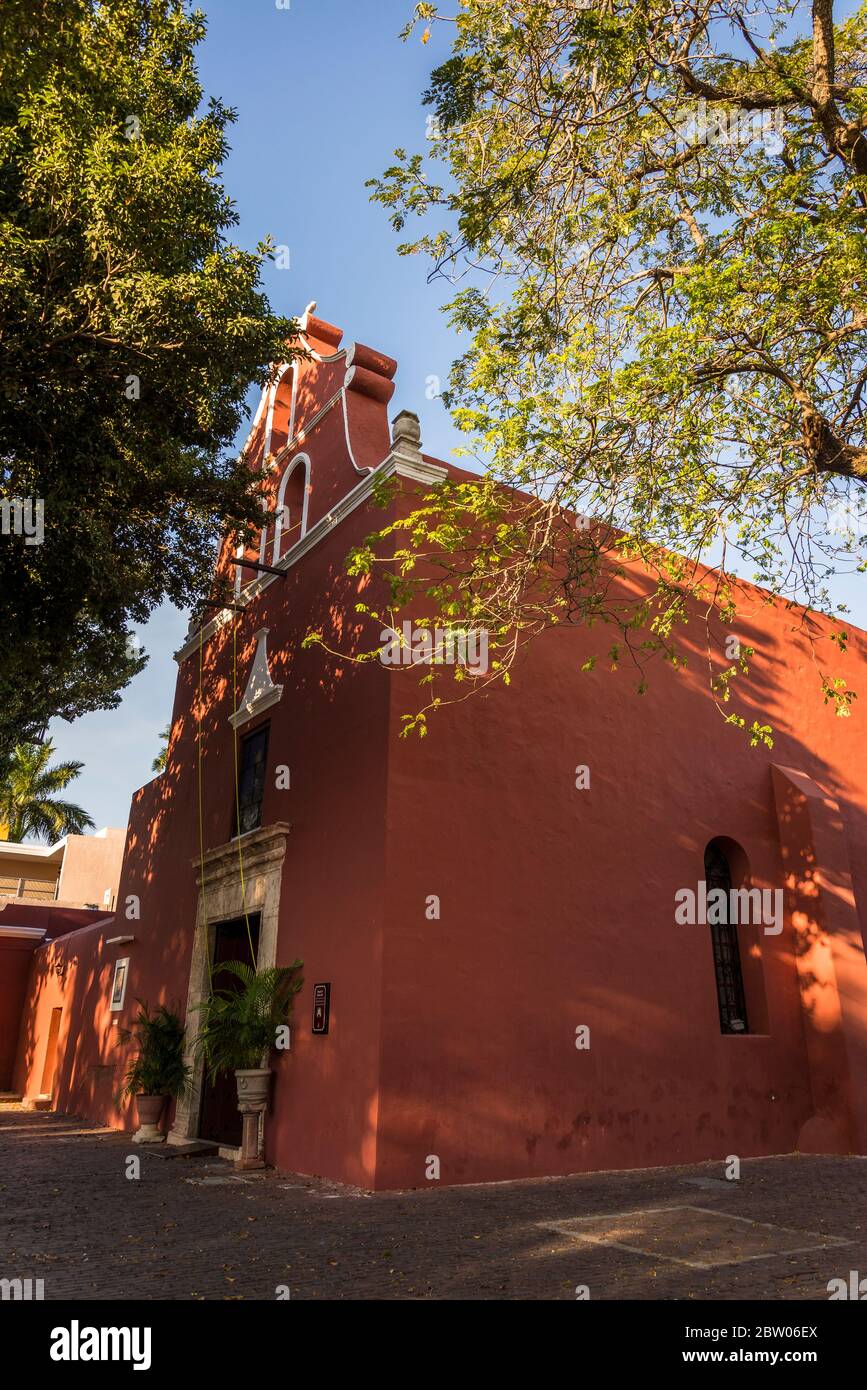 Iglesia de Santa Lucía, iglesia de estilo barroco del siglo XVIII, Mérida, Yucatán, México Fotografía de stock - Alamy Iglesia de Santa Lucía, iglesia de estilo barroco del siglo XVIII, Mérida, Yucatán, México Fotografía de stock - Alamy