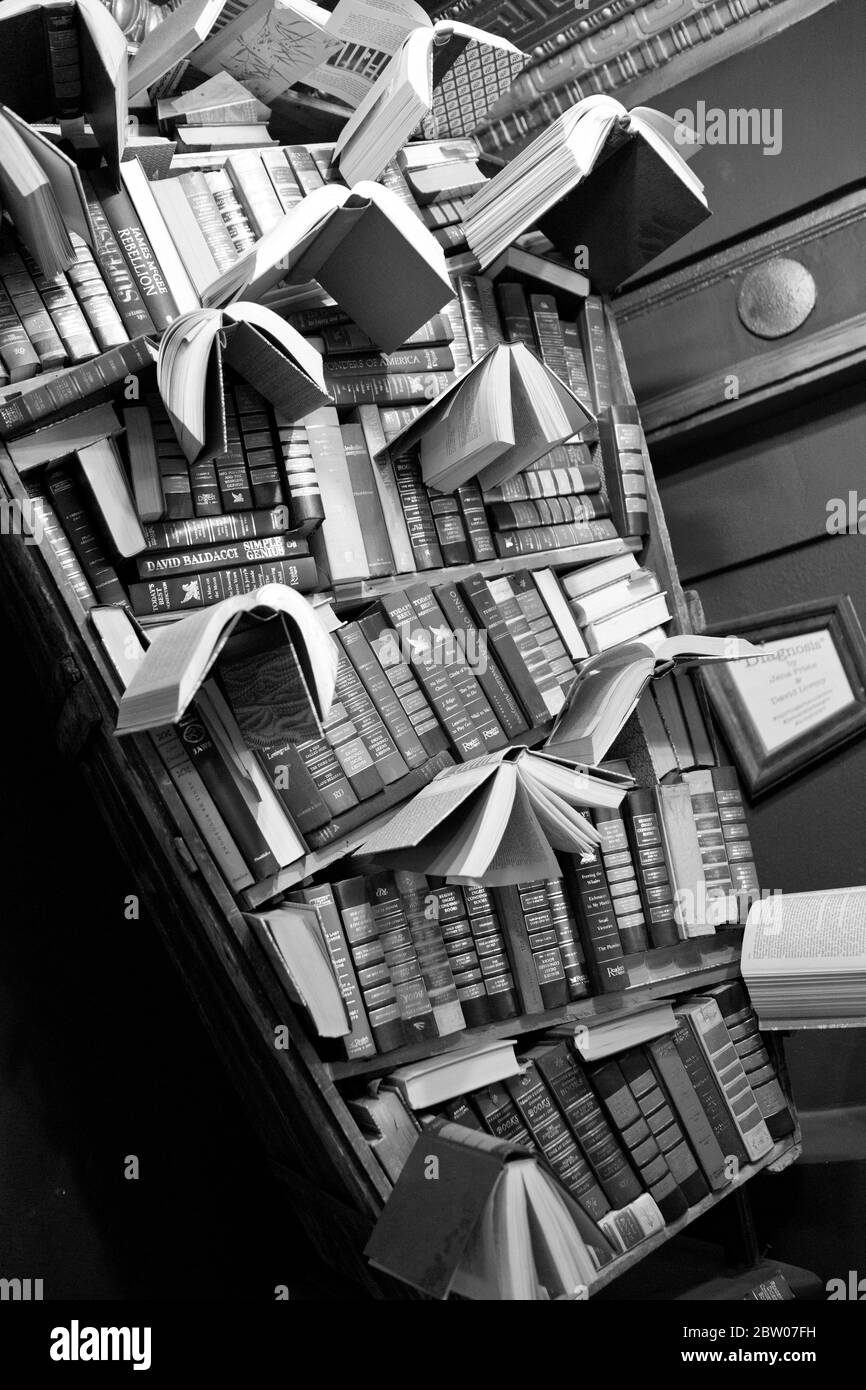 The Last Bookstore Airy librería de libros y discos que ofrecen artículos nuevos y usados en un espacio de varios niveles adornado con arte local en los Angeles, CA Foto de stock