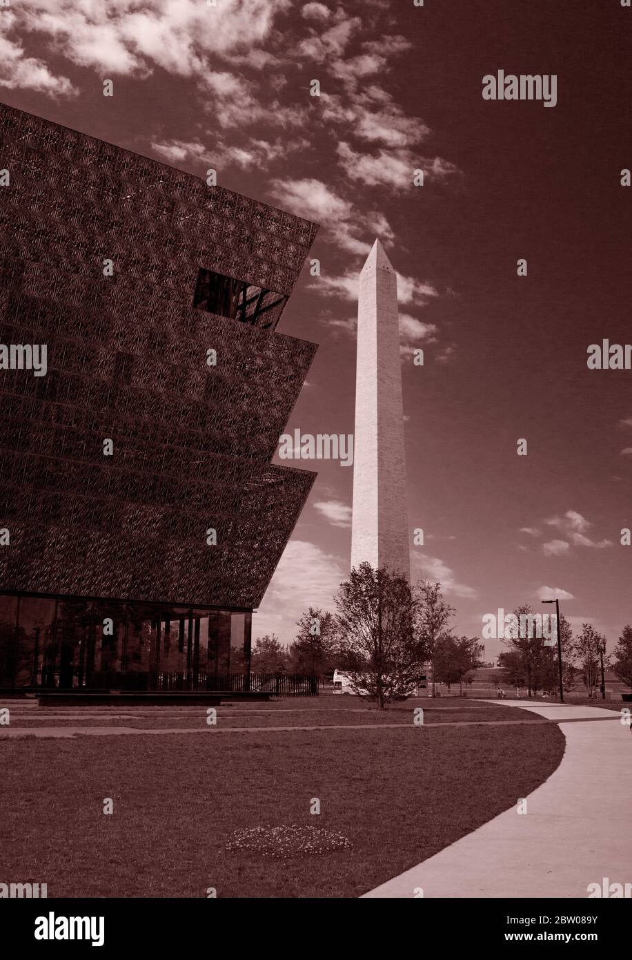 Museo Nacional de Historia y Cultura Afroamericana, Smithsonian, con el Monumento a Washington al fondo. Fotografía vertical. Foto de stock