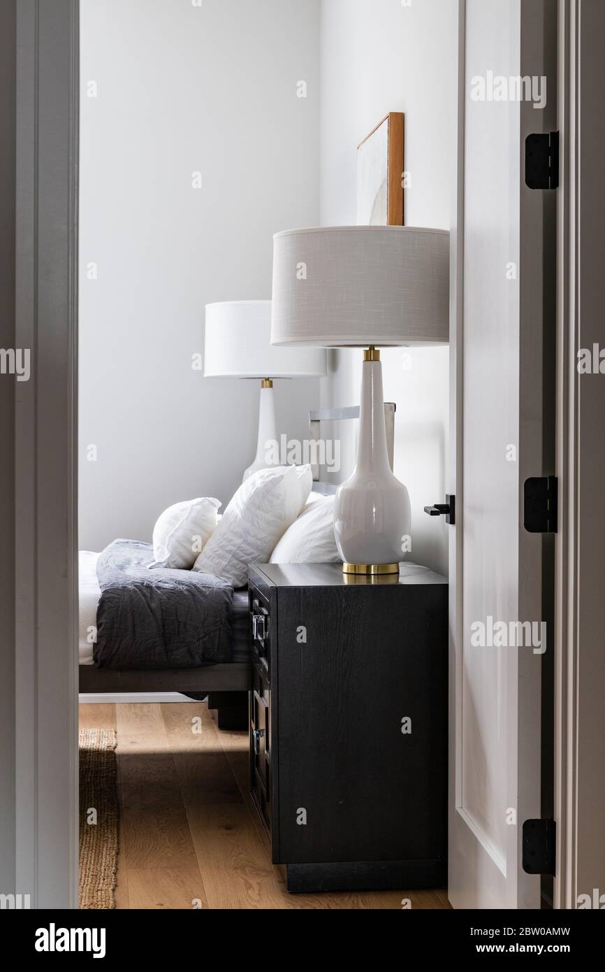 Almohadones decorativos de acuerdo con cama dormitorio lámparas y mesitas de  noche Fotografía de stock - Alamy