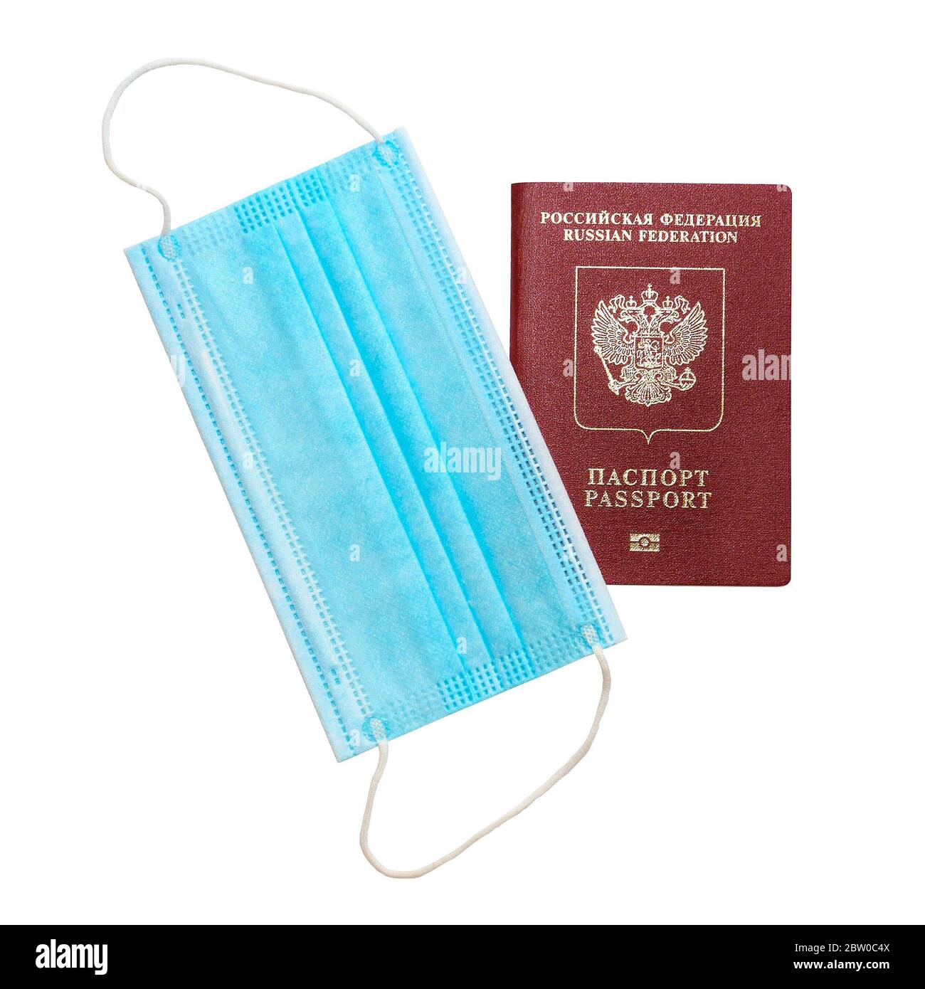 Pasaporte extranjero y máscara médica protectora requisito previo para el desplazamiento global durante la pandemia Foto de stock