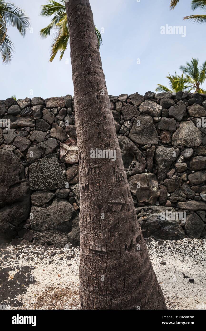 Paredes de piedra forman una plataforma llamada Ale'ale'a dentro del Parque  Histórico Nacional Puʻuhonua o Hōnaunau, Hawai, EE.UU Fotografía de stock -  Alamy