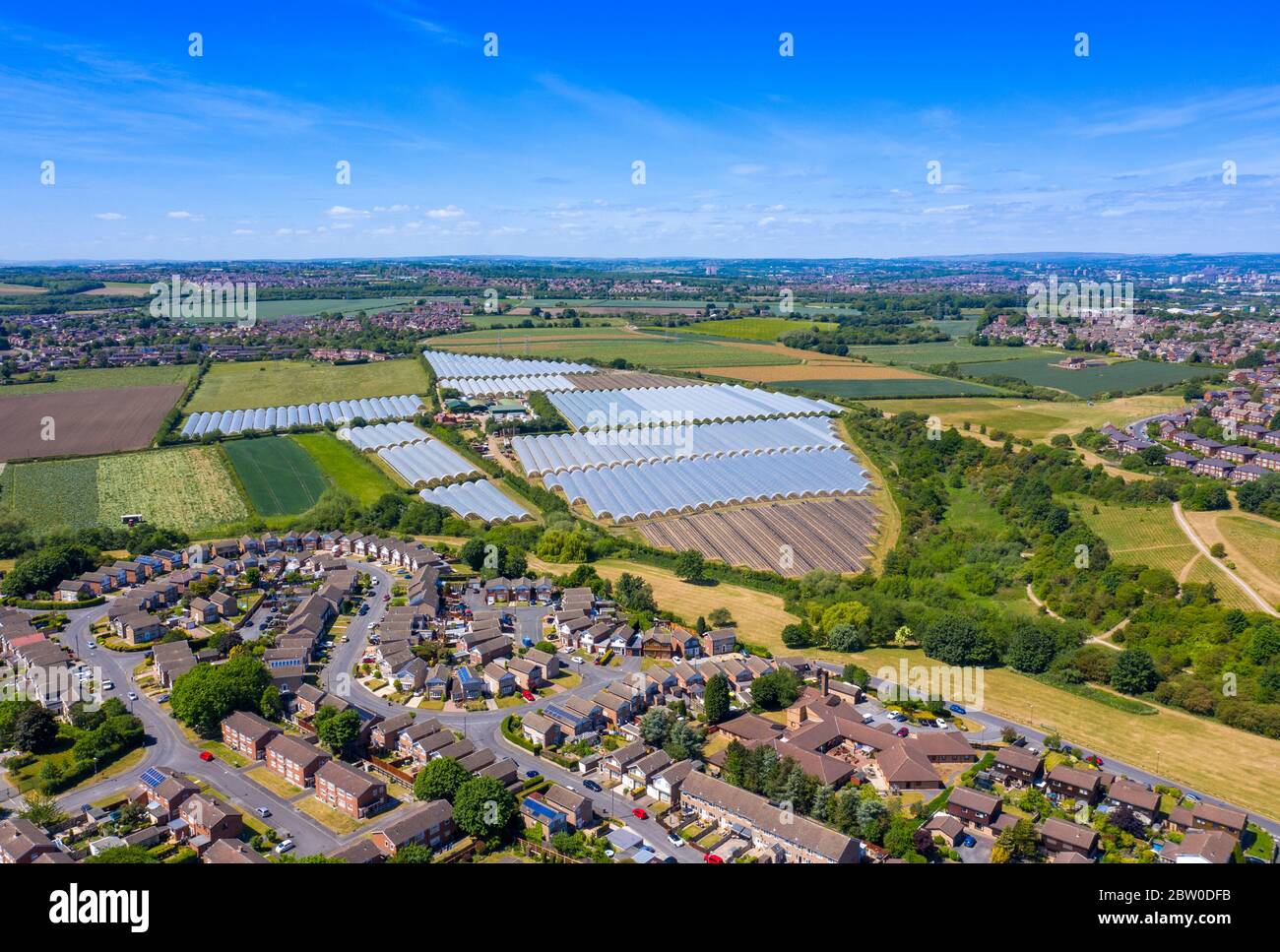 Foto aérea del centro de la ciudad de Rothwell en Leeds West Yorkshire en el Reino Unido mostrando las típicas viviendas británicas y las zonas suburbanas en una soleada su Foto de stock