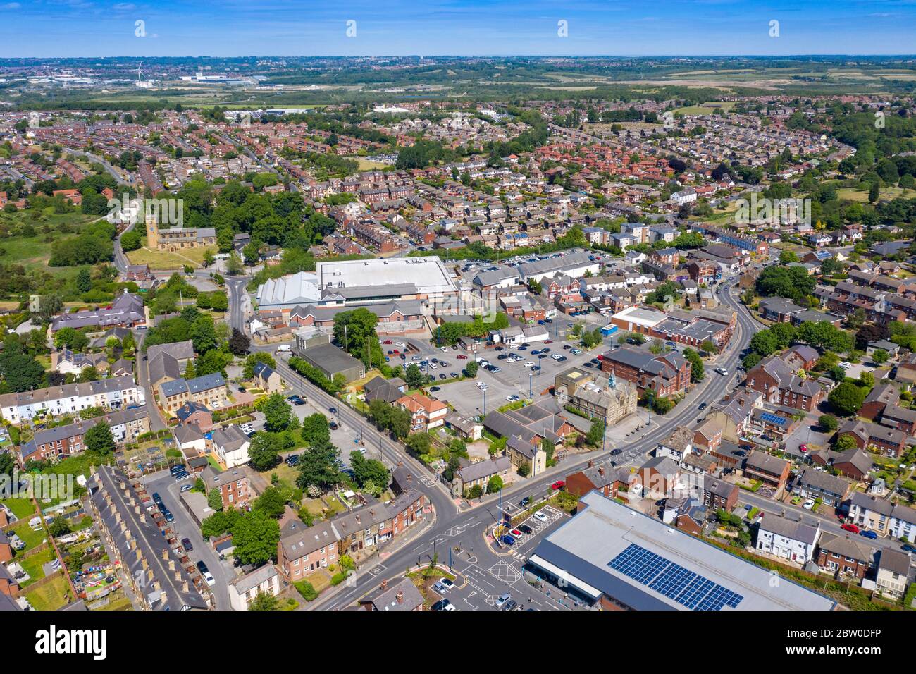 Foto aérea del centro de la ciudad de Rothwell en Leeds West Yorkshire en el Reino Unido mostrando las típicas viviendas británicas y las zonas suburbanas en una soleada su Foto de stock