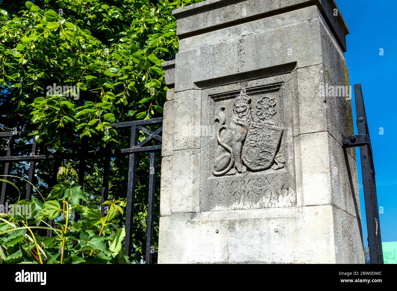 Panel heráldico en la entrada del King George V jugando en Mile End Park, Londres, Reino Unido Foto de stock