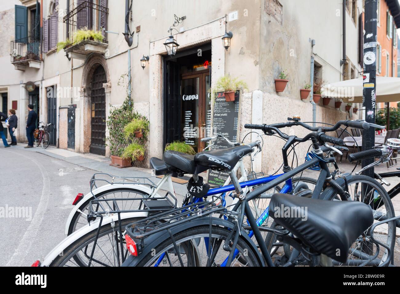 VERONA, ITALIA - 15, MARZO, 2018: Imagen horizontal de bicicletas estacionadas en las calles de Verona, Italia Foto de stock