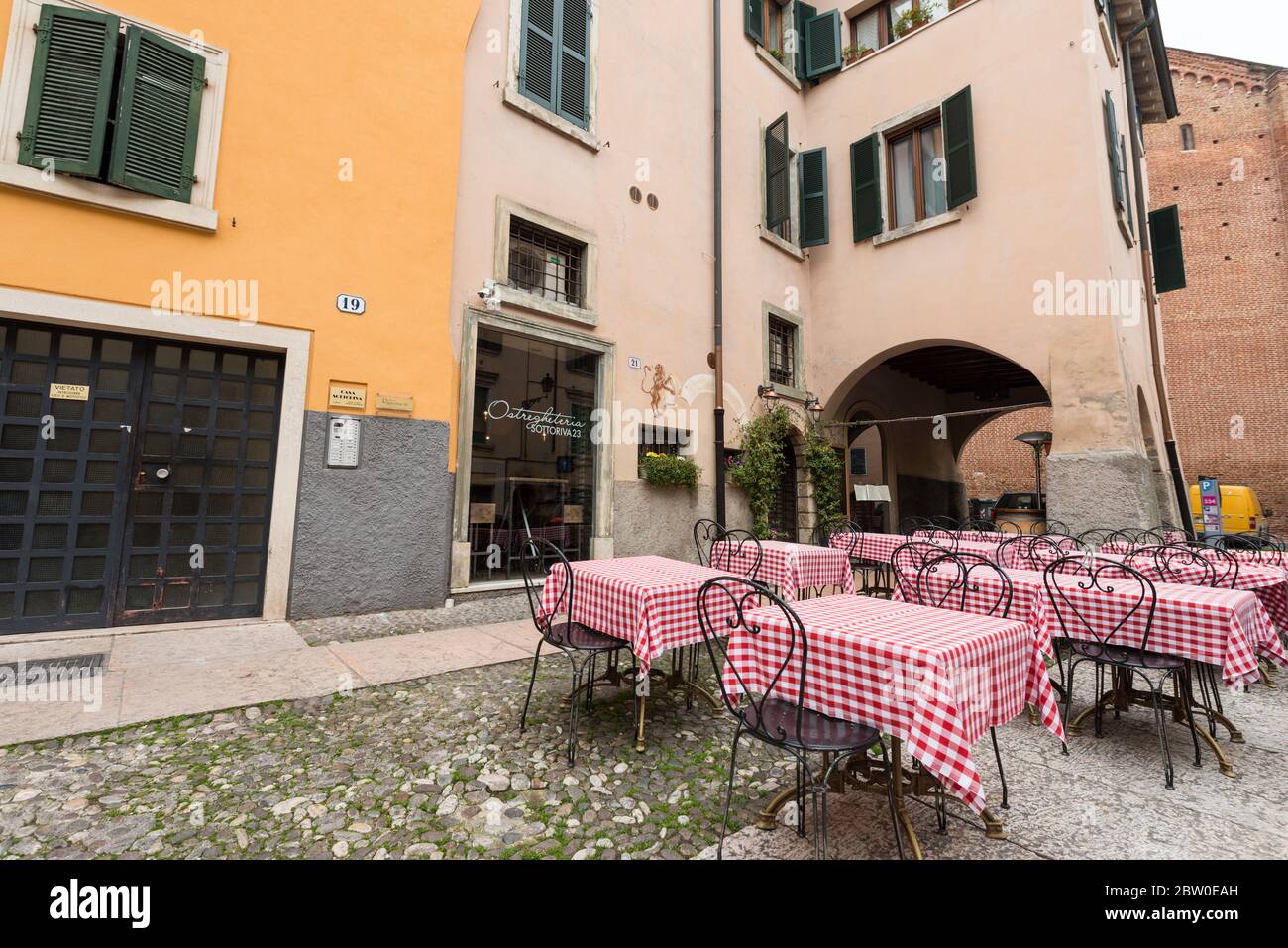 VERONA, ITALIA - 15, MARZO, 2018: Imagen de gran angular de restaurante colorido con mesas en la acera en Verona, Italia Foto de stock