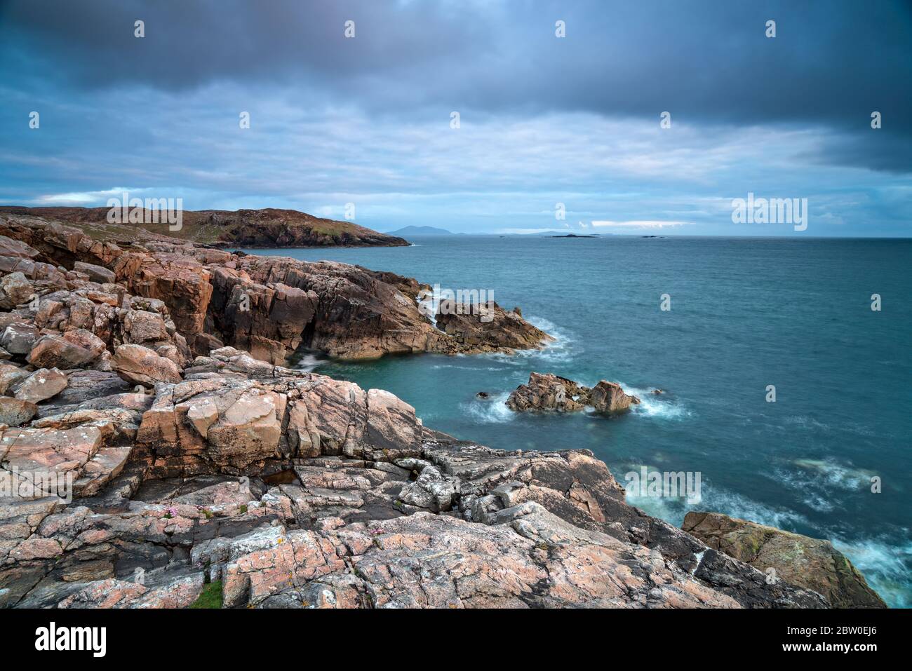 Moody esquía sobre el mar en Hushinish en la costa norte de la Isla de Harris en las Hébridas Exteriores de Escocia Foto de stock