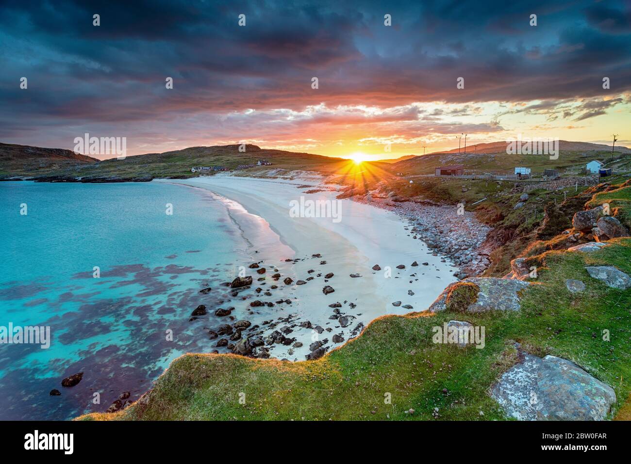 Hermosa puesta de sol sobre la playa de arena blanca en Hushinish en la Isla de Harris en las Islas del Oeste de Escocia Foto de stock