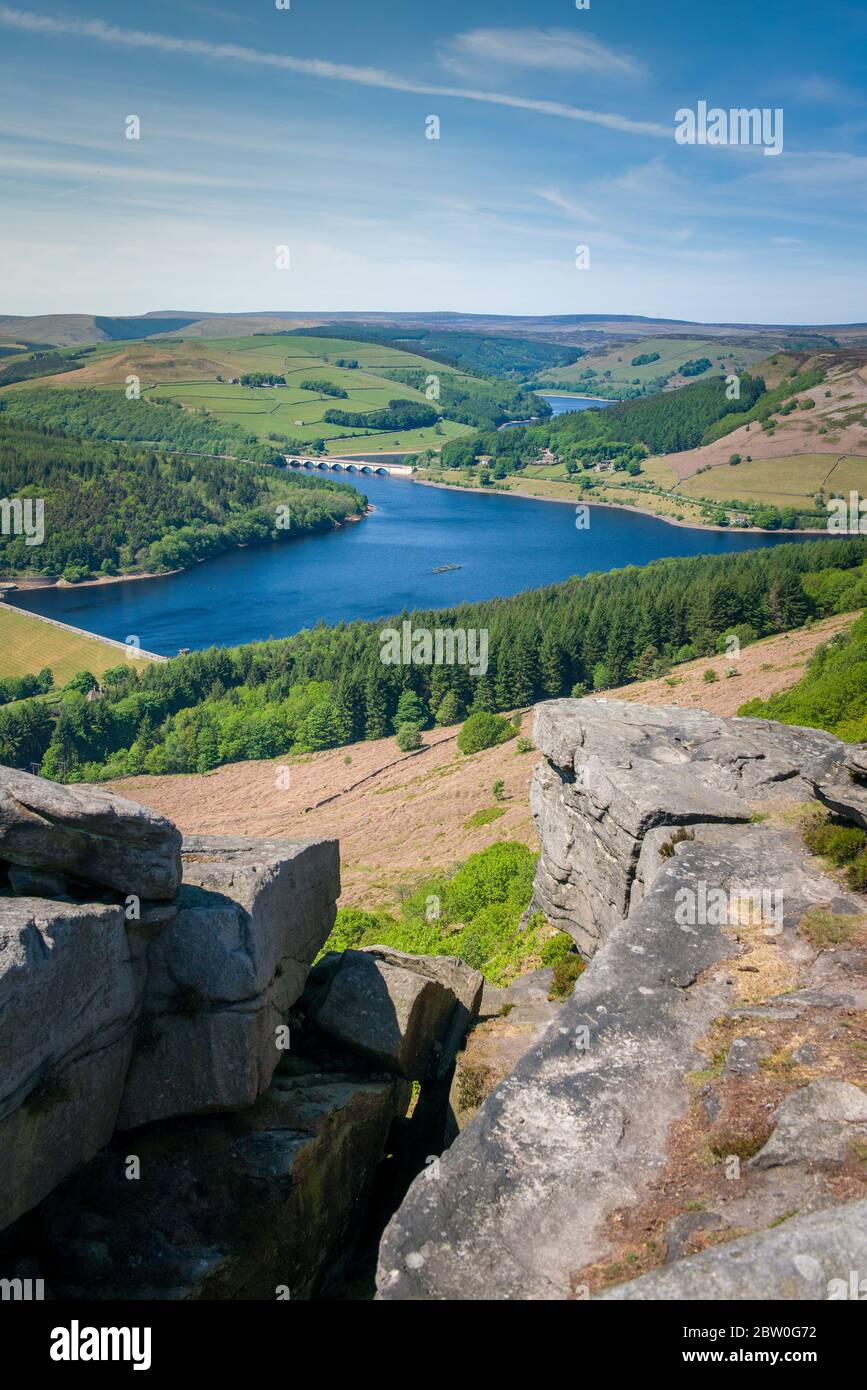 Vista desde el borde de Bamford hacia el embalse de Ladybower, Peak District, Reino Unido Foto de stock