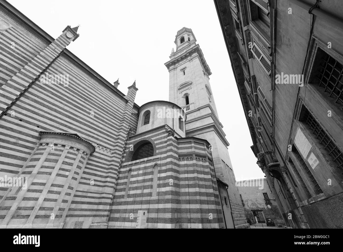 VERONA, ITALIA - 15, MARZO de 2018: Imagen en blanco y negro de la enorme catedral de Santa María Matricolare, una visita turística católica de Verona, Italia Foto de stock