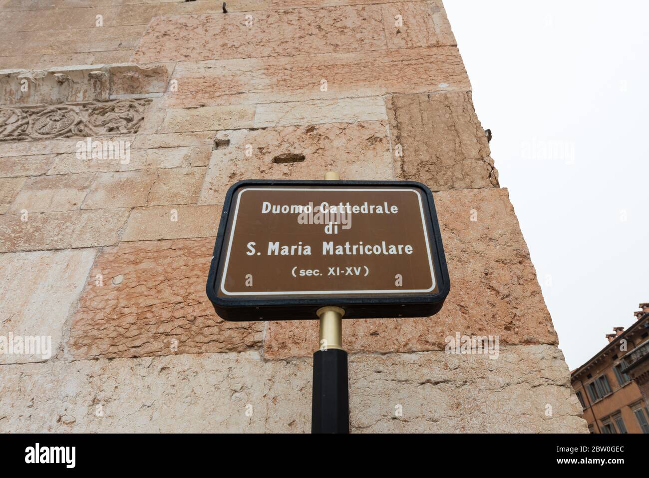 VERONA, ITALIA - 15, MARZO, 2018: Imagen horizontal de cartel escrito el nombre de la catedral de Santa María Matricolare en italiano. Foto de stock