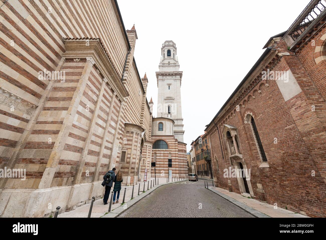 VERONA, ITALIA - 15, MARZO, 2018: Imagen horizontal de las calles antiguas cerca de la catedral de Santa María Matricolare, un recorrido turístico católico de Verona, Italia Foto de stock