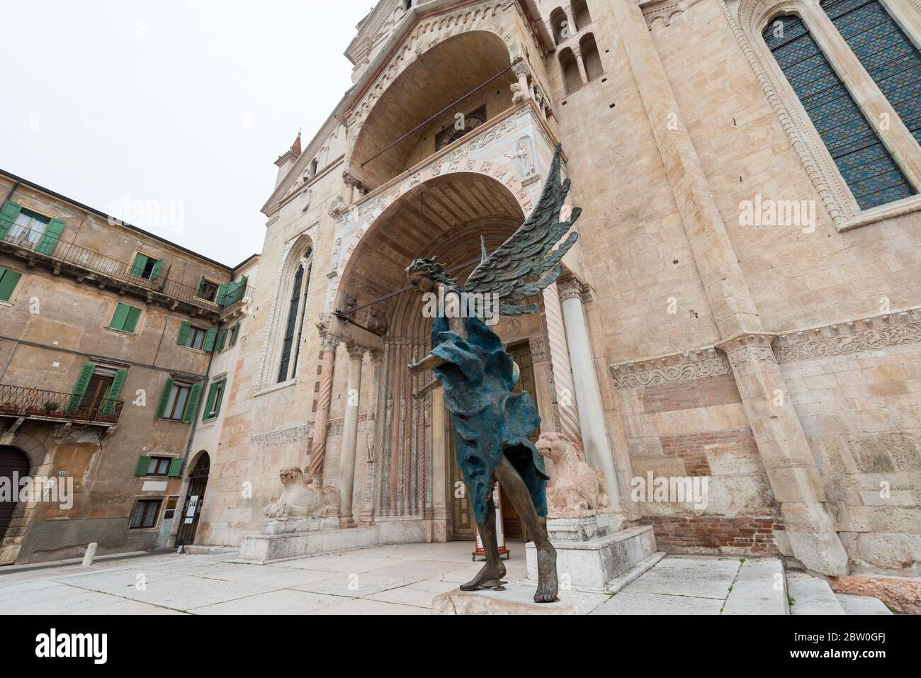 VERONA, ITALIA - 15, MARZO, 2018: Imagen de gran angular de una hermosa estatua de ángel y frente de la catedral de Santa María Matricolare, una visita turística católica Foto de stock