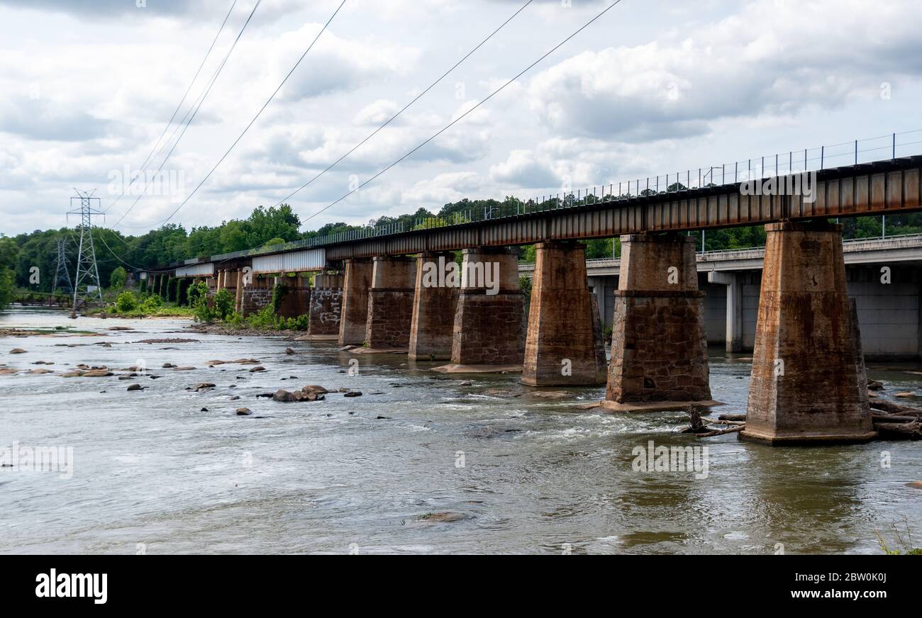 Un puente ferroviario hecho de piedra y metal cruzando el río Broad en Columbia, Carolina del Sur tomado del Canal de Columbia y del Parque Riverfront Foto de stock