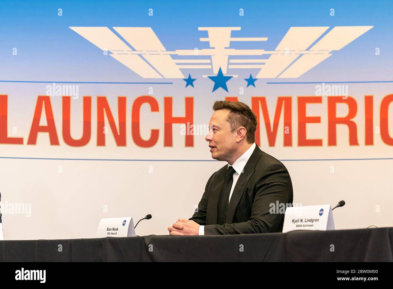 Elon Musk, fundador de Space Exploration Technologies Corp.- SpaceX, se une al presidente Donald J. Trump en una sesión informativa de lanzamiento para preparar el lanzamiento del cohete SpaceX Falcon 9 con el vehículo Crew Dragon el miércoles 27 de mayo de 2020, en el Centro Espacial Kennedy en Cabo Cañaveral, Florida. (EE.UU.) Foto de stock