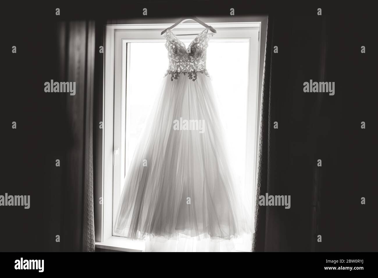 Vestido de novia de encaje en percha fotografías e imágenes de alta  resolución - Alamy