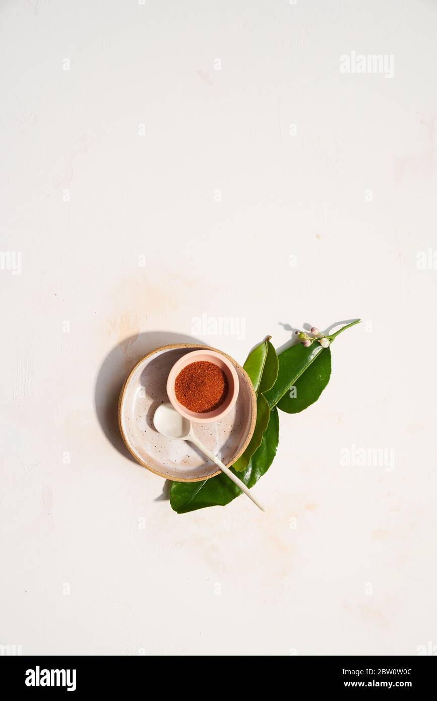 Especias y hojas de lima con hermosos platos de cerámica hechos a mano blanco Foto de stock