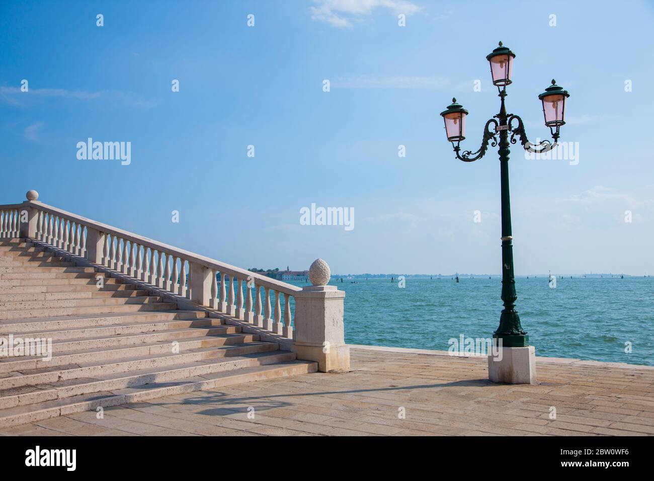 Muelle con lámpara de calle en Venecia, Italia Foto de stock