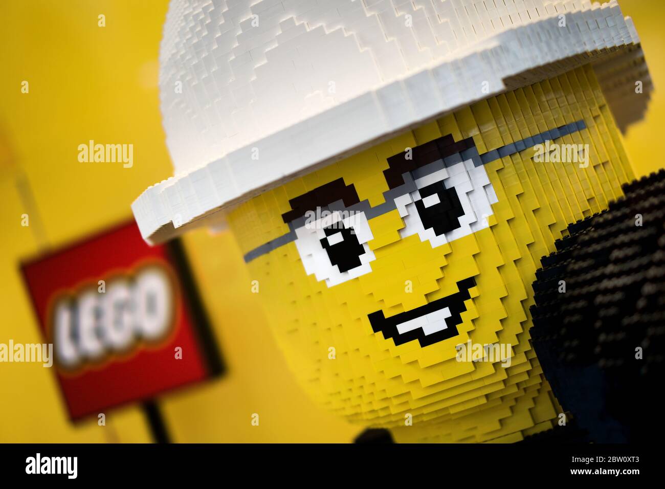 Mayo de 2020, figura de ladrillo grande de LEGO y logotipo de Marca y en la tienda de venta al por menor muestra Foto de stock
