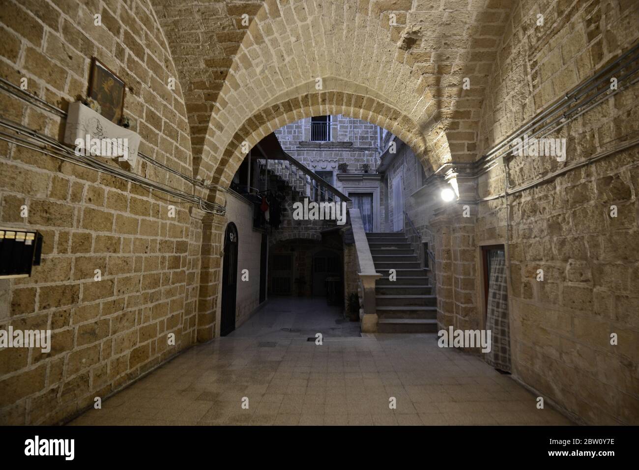 Bari Ciudad Vieja (Citta Vecchia) calle vacía por la noche, Italia Foto de stock