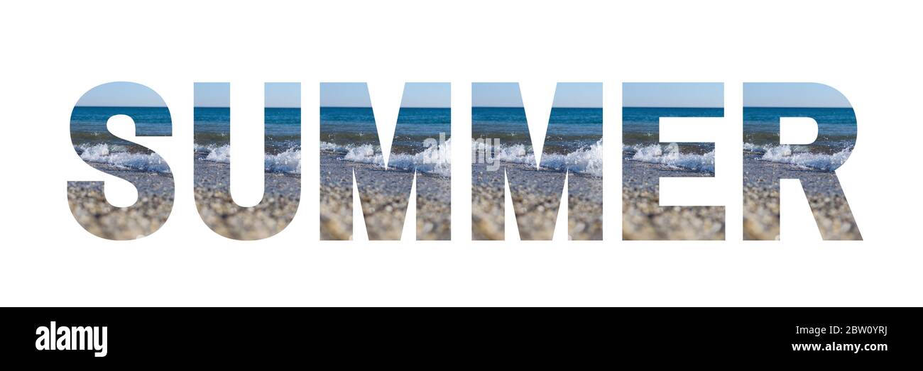 Superposición de texto de verano hecho con costa de mar y olas paisaje aislado sobre fondo blanco. Concepto de vacaciones de verano. Foto de stock
