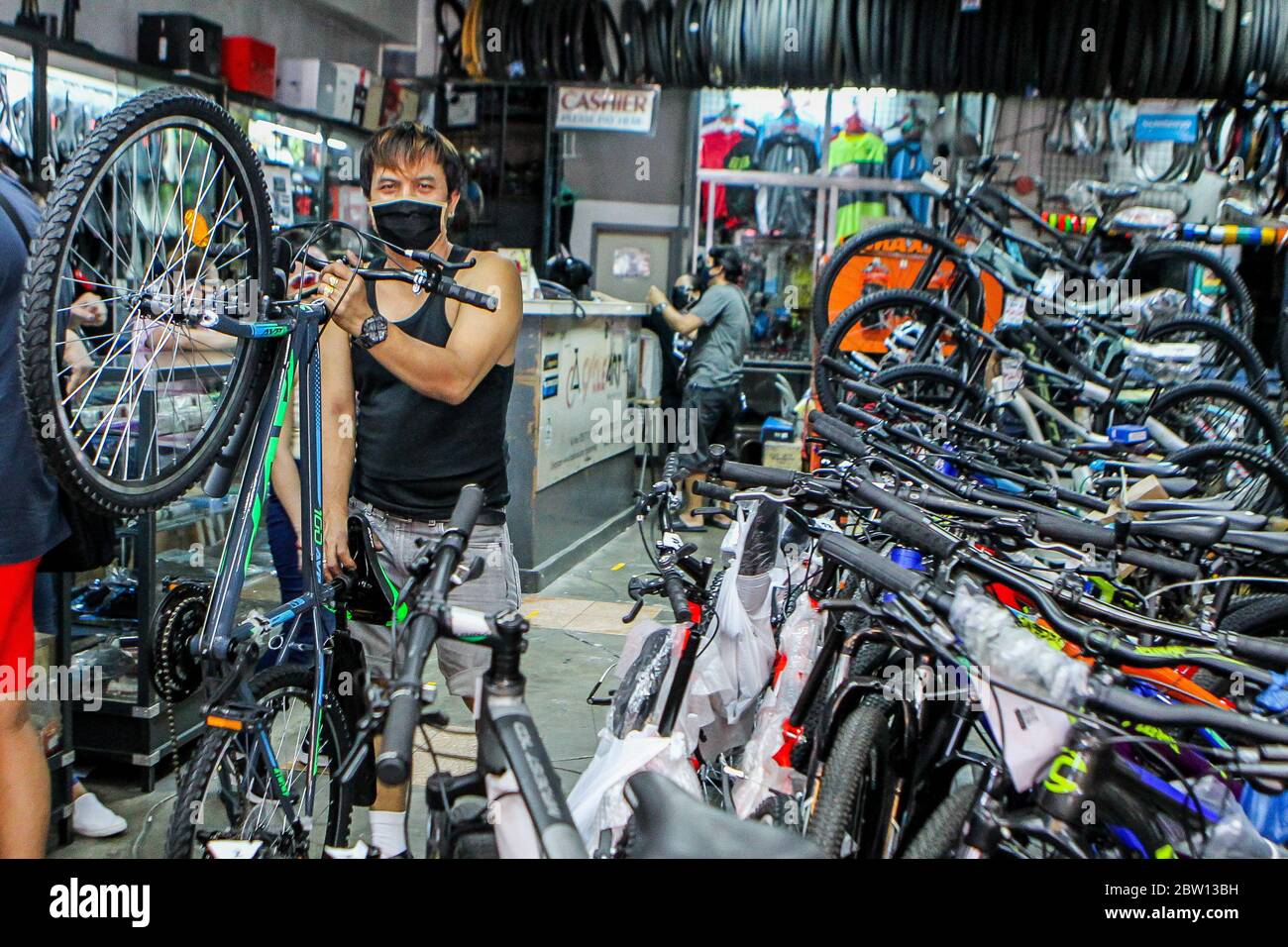 Pekín, China. 28 de mayo de 2020. Un mecánico lleva una bicicleta montada  en una tienda de bicicletas en Manila, Filipinas, el 28 de mayo de 2020.  Las unidades gubernamentales locales del