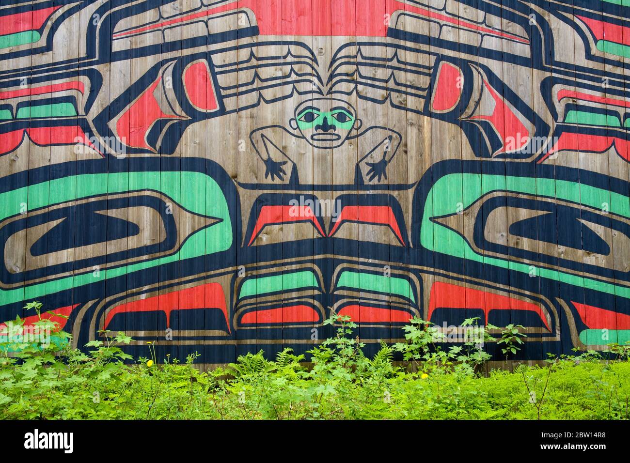 Panel pintado en Clan House, Icy Strait Point, Hoonah City, Chichagof Island, Southeast Alaska, USA Foto de stock