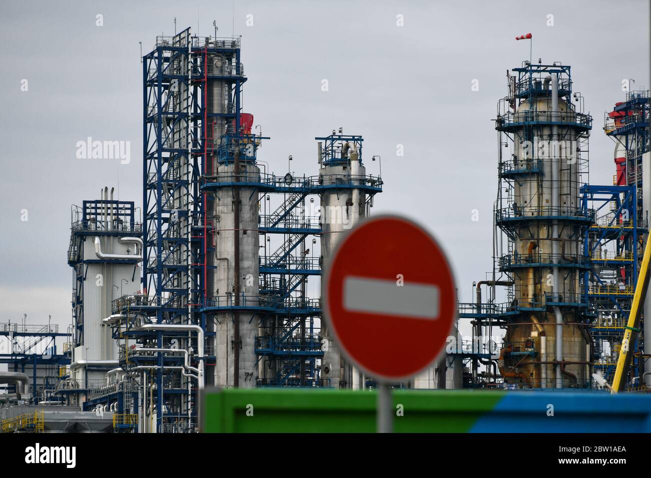 Moscú, Rusia. 2 de mayo de 2020. Tuberías de la refinería de petróleo de Moscú en la zona industrial Chagino-Kapotnya en Moscú, Rusia. Foto de stock